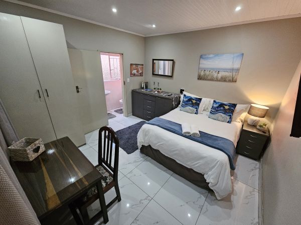 Sunset 2. Queen bed. Ensuite Bathroom