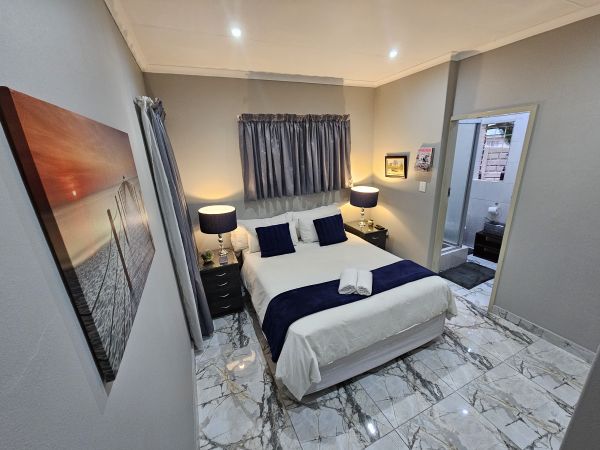 Sunset 4. Queen bed. Ensuite Bathroom